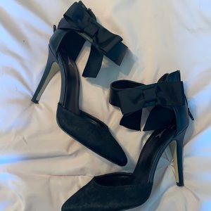 Black heels with bow